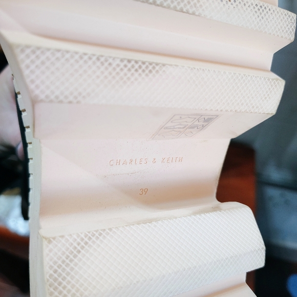 Charles and Keith platform boots size 39 - Picture 3 of 4